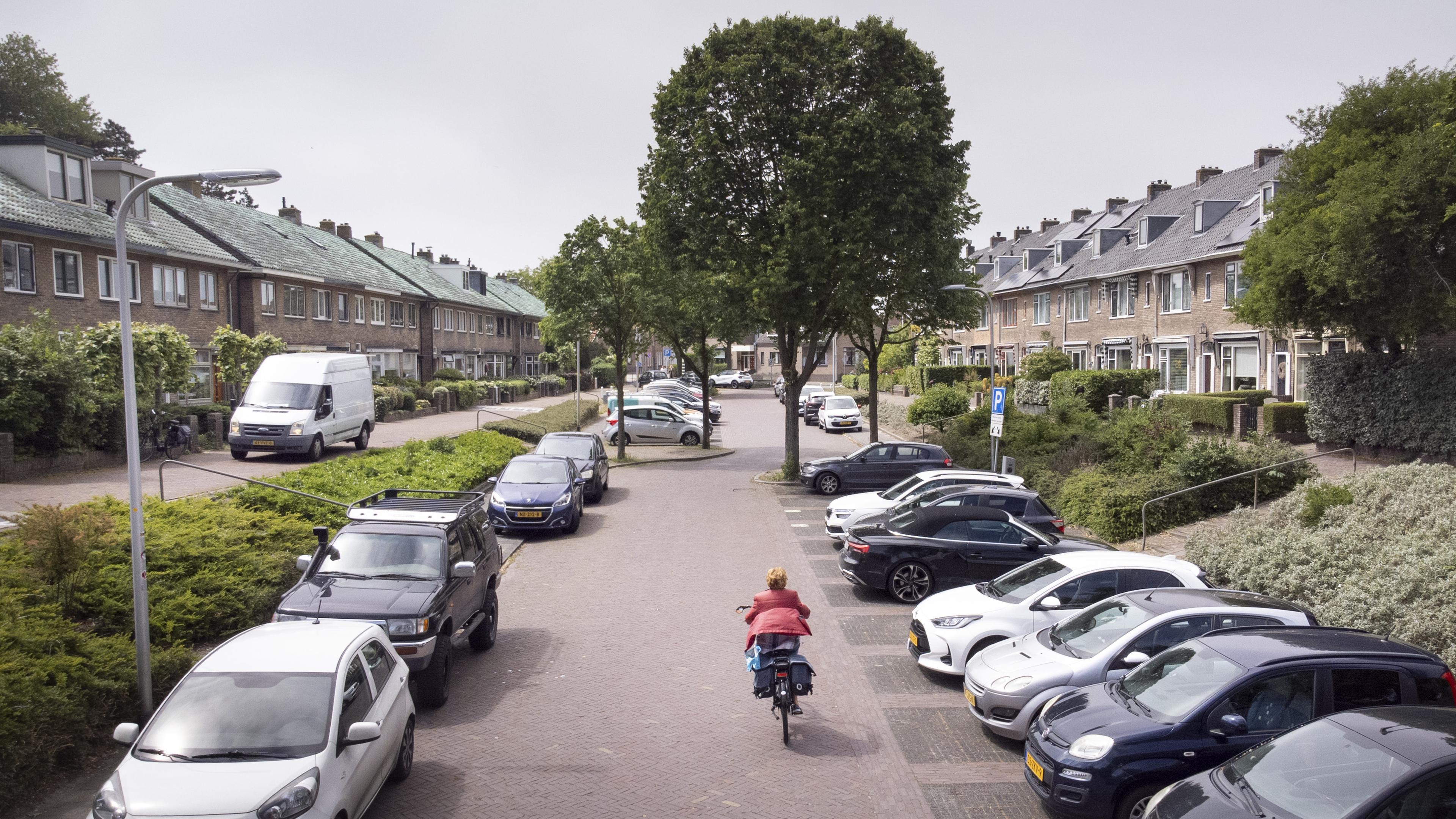 Bewoners Katwijkse straat Duinoord vragen gemeente - tegen de stroom in - om betaald parkeren. ’Er b