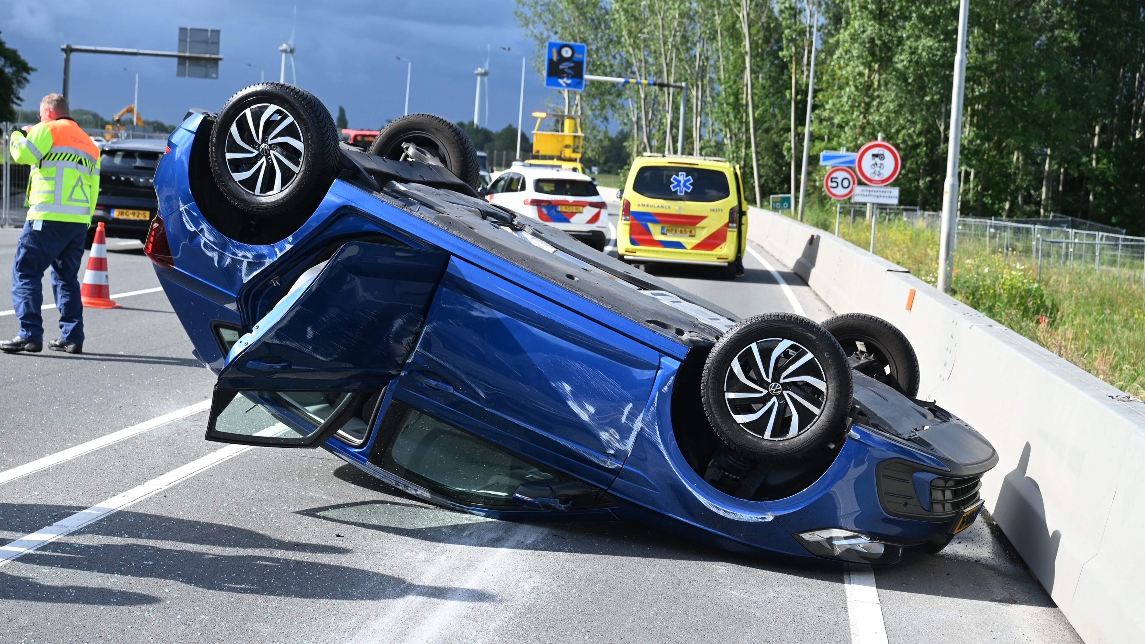Auto belandt op zijn kop na aanrijding.