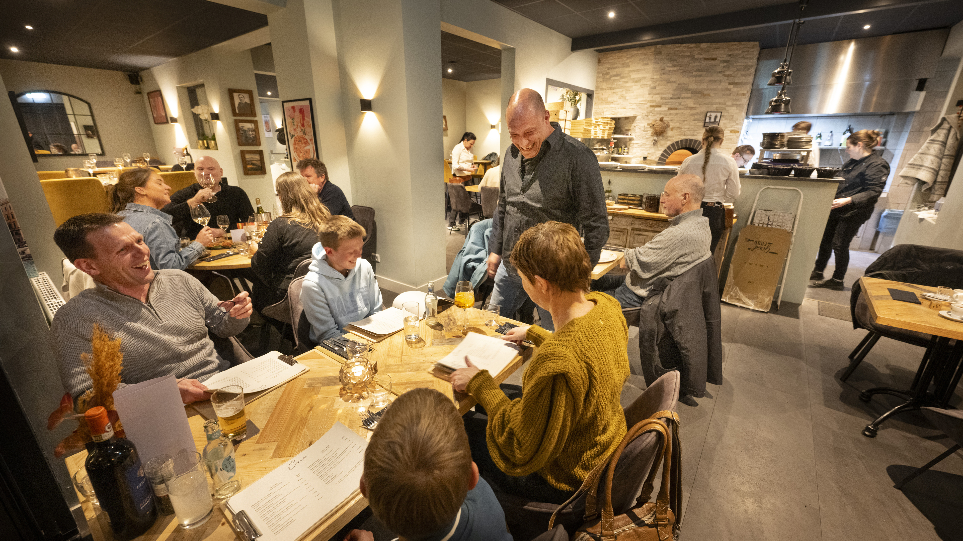 Met de wijn en de gezelligheid zit het wel snor bij pizzeria Caruso, het ’begrip van Warmond’