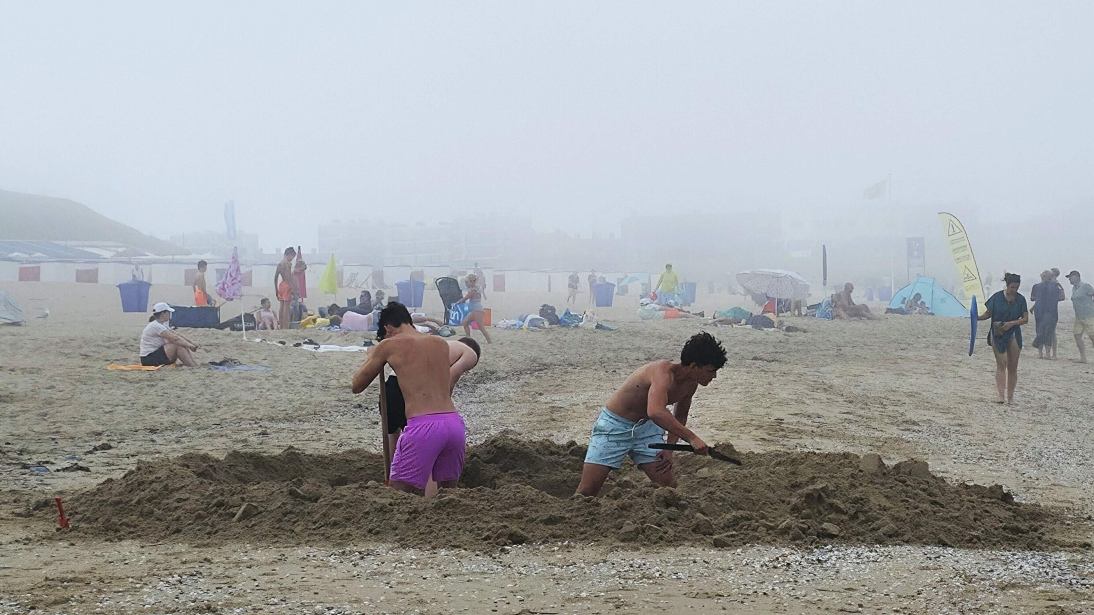 Warm weer, naar het strand! Maar een koude zeevlam bederft de pret. Zelfs de brandweer rukt er voor 