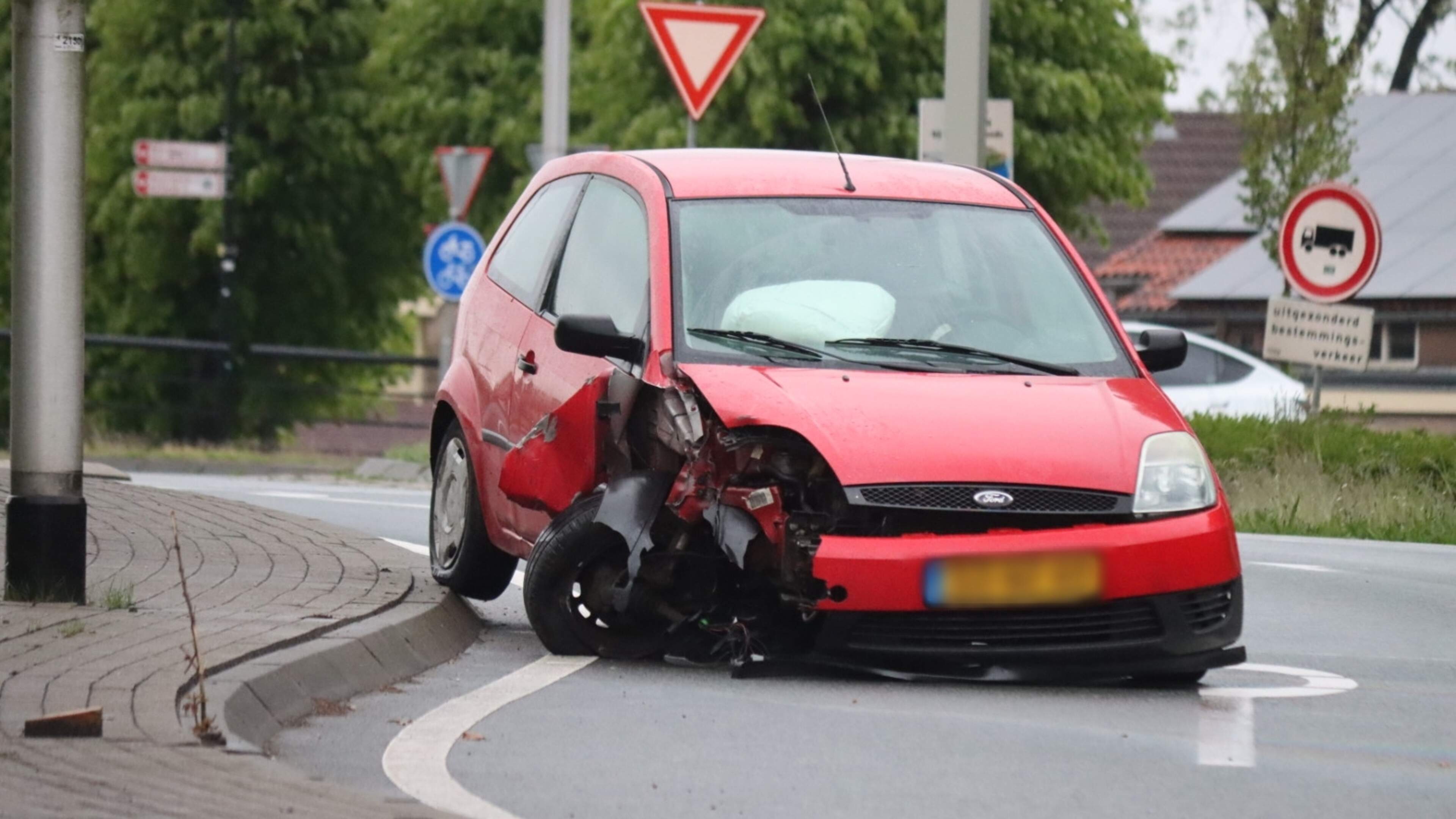 Veel schade bij eenzijdig ongeluk op de N444 bij Voorhout.