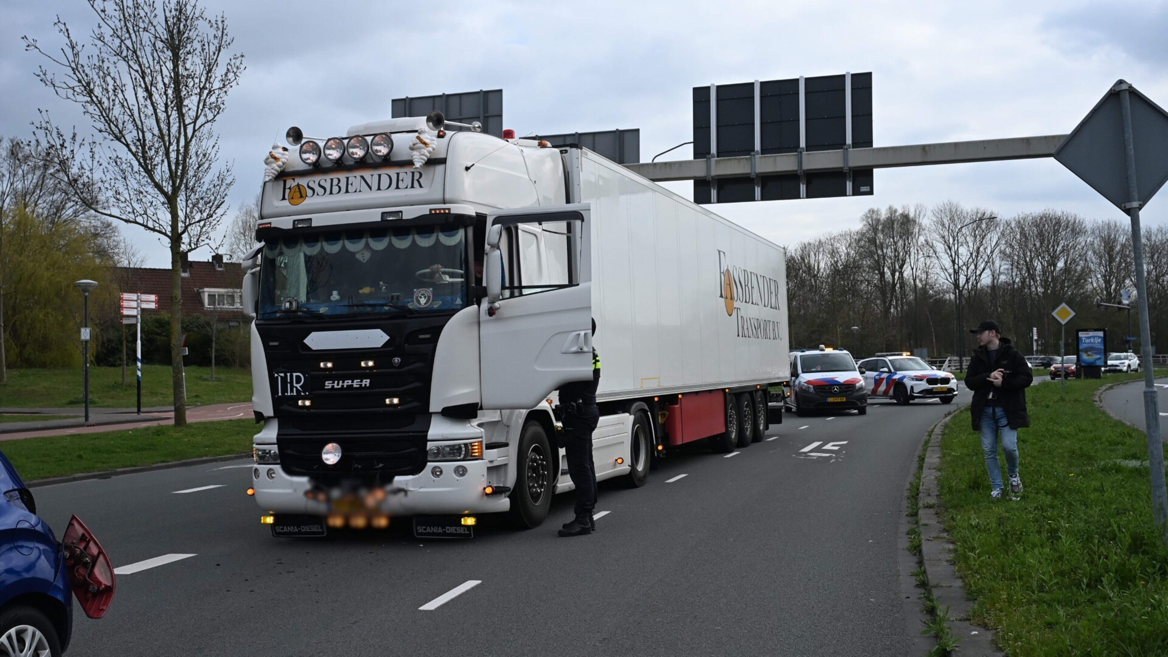 Veel schade bij ongeluk met drie voertuigen in Leiden.