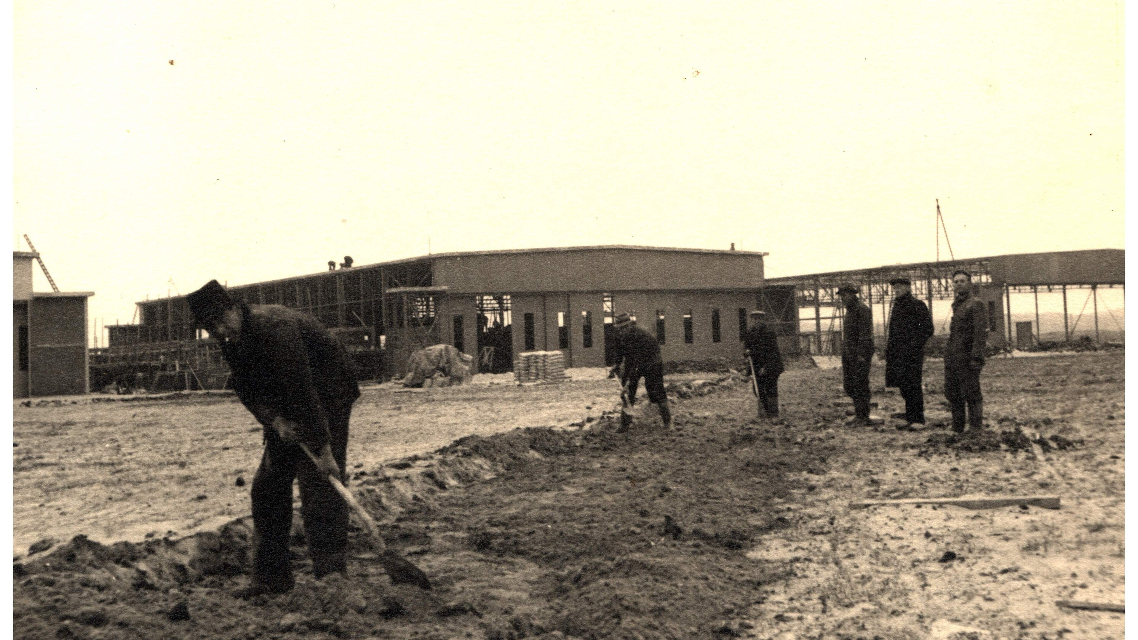 Bouwen voor de Duitsers ging gewoon door, ook op Vliegkamp Valkenburg: foto’s die niet zonder reden 