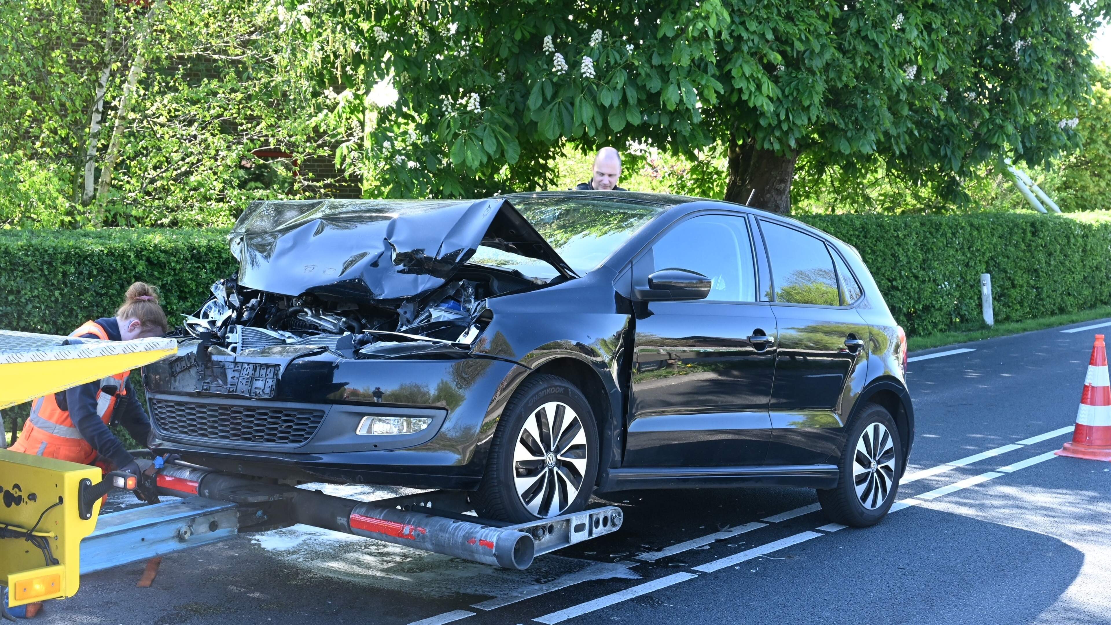 Ongeluk met twee autos in Assen, Europaweg-Zuid afgesloten.