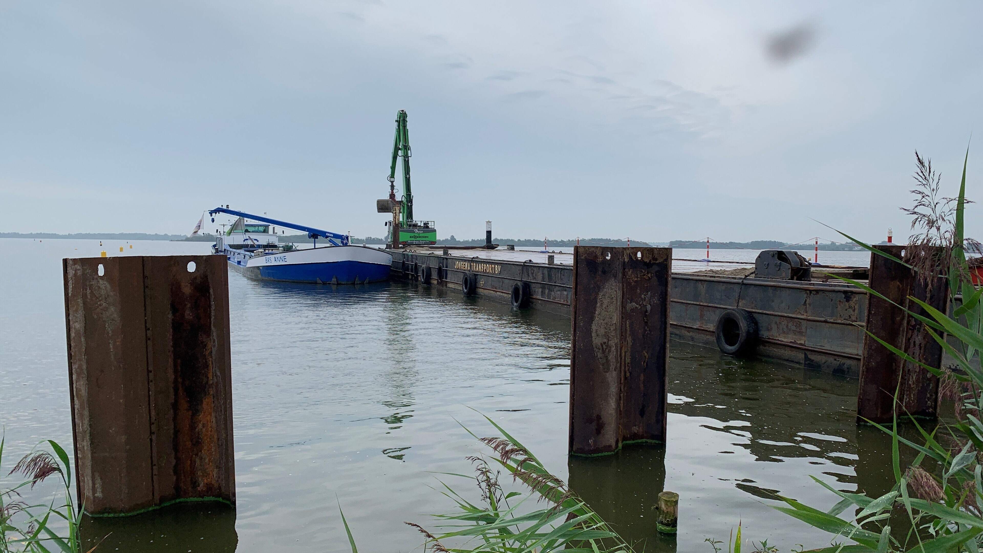 Schepen vol zand naar het Braassemerland in Roelofarendsveen