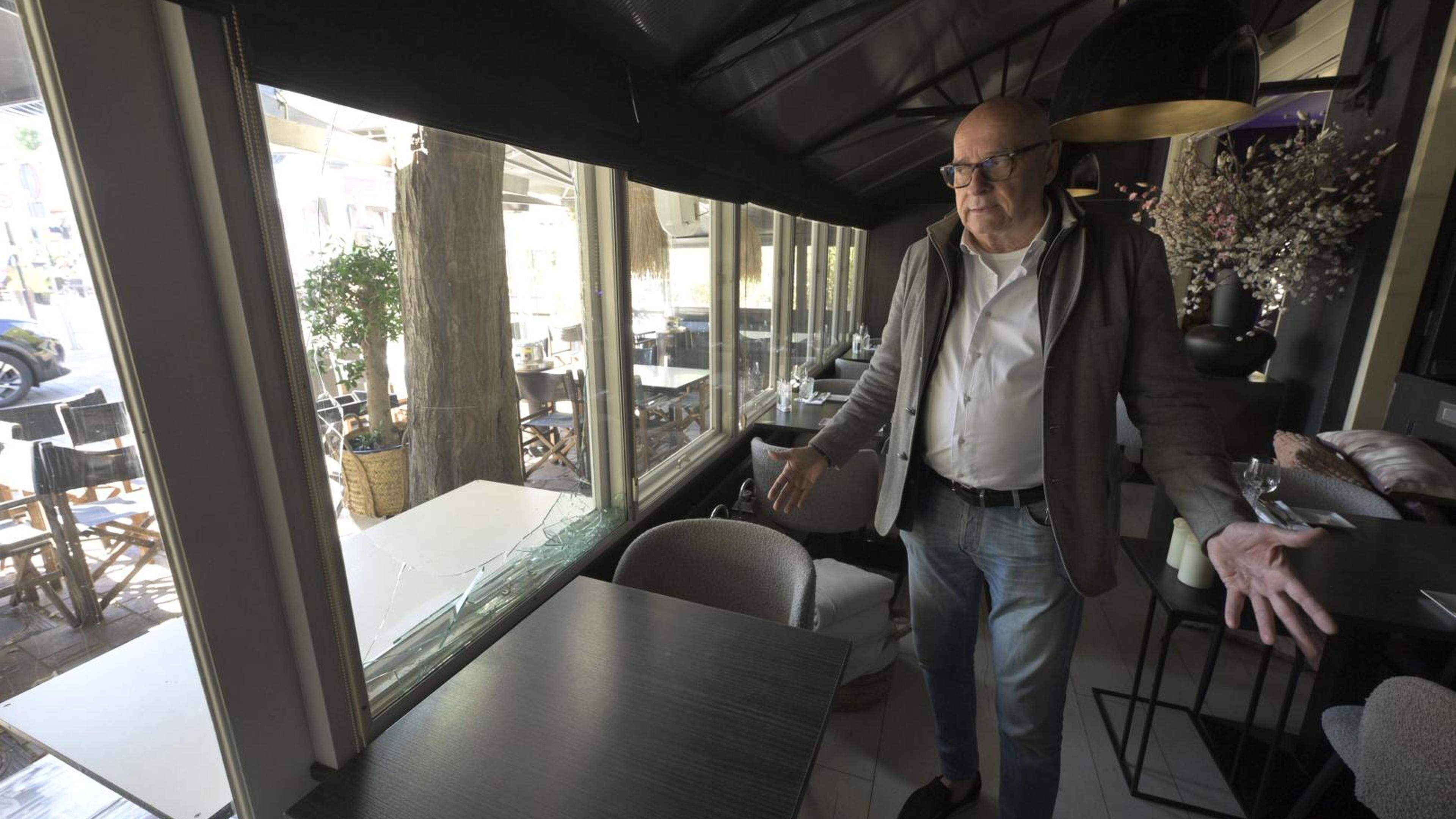 Man smijt op klaarlichte dag stoel door ruit restaurant Den Ouden Heere in Lisse. ’Dat is geen balda