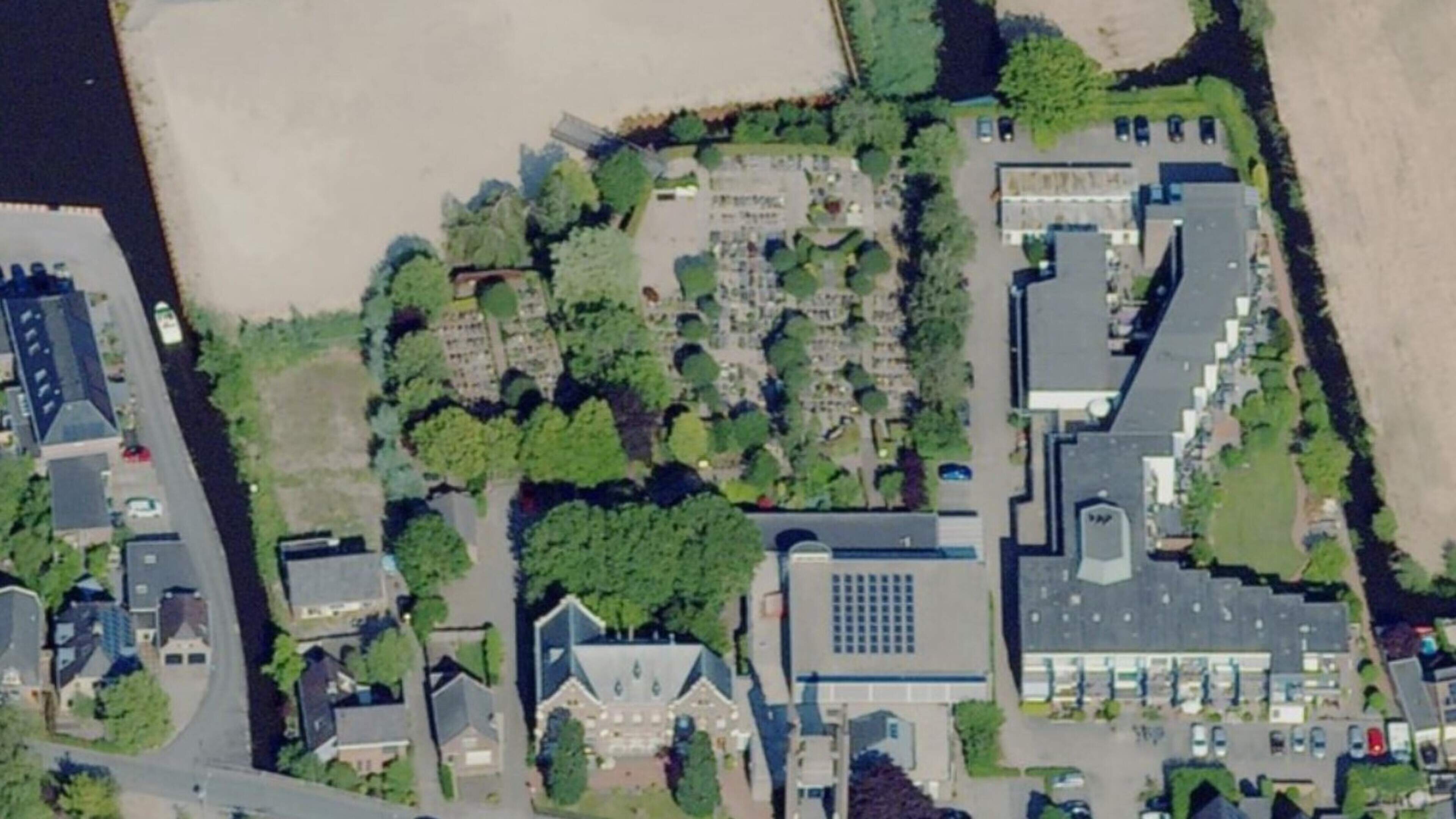 Schot in uitbreiding kerkhof bij Veense Petruskerk