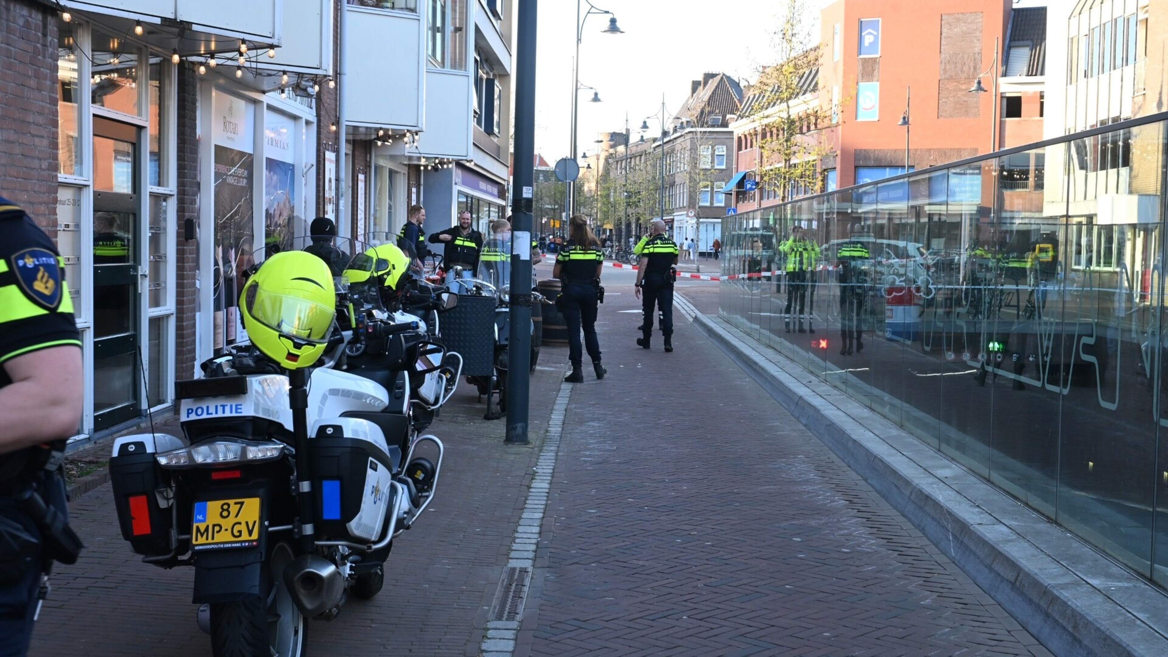 Scooterrijder gewond bij eenzijdig ongeluk in Leiden, traumahelikopter ingezet.