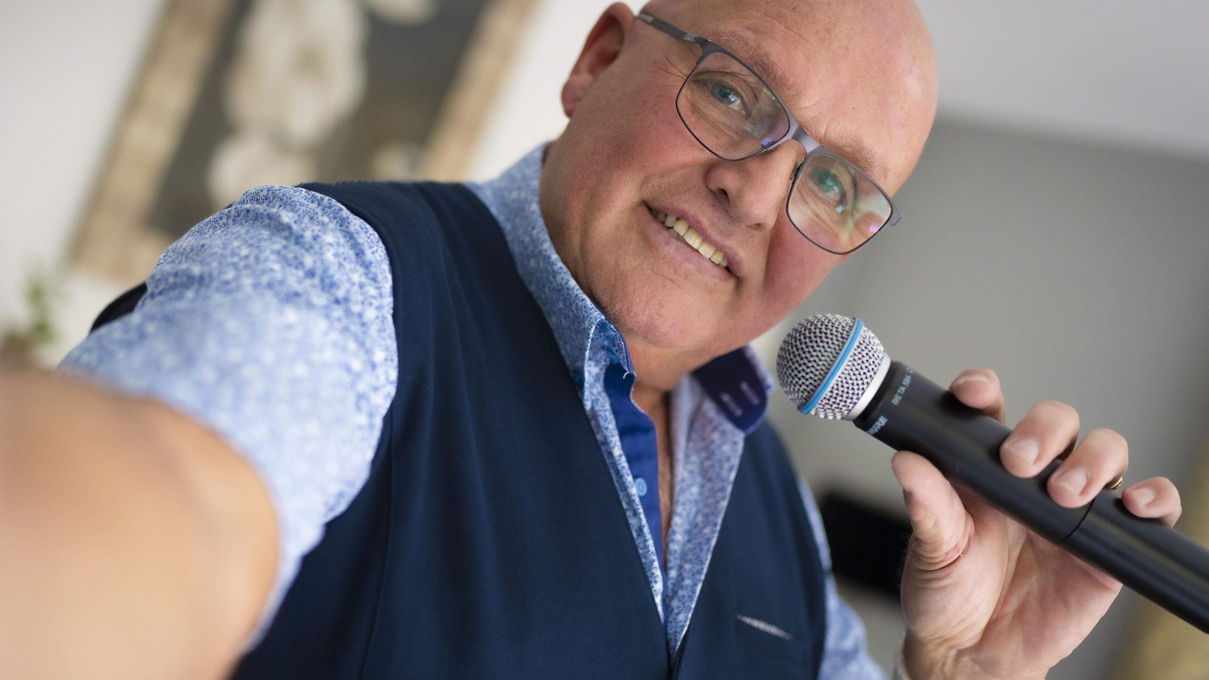 Volkszanger John Melody (66) overleden. ‘Hij wist precies hoe hij mensen op de dansvloer moest krijg