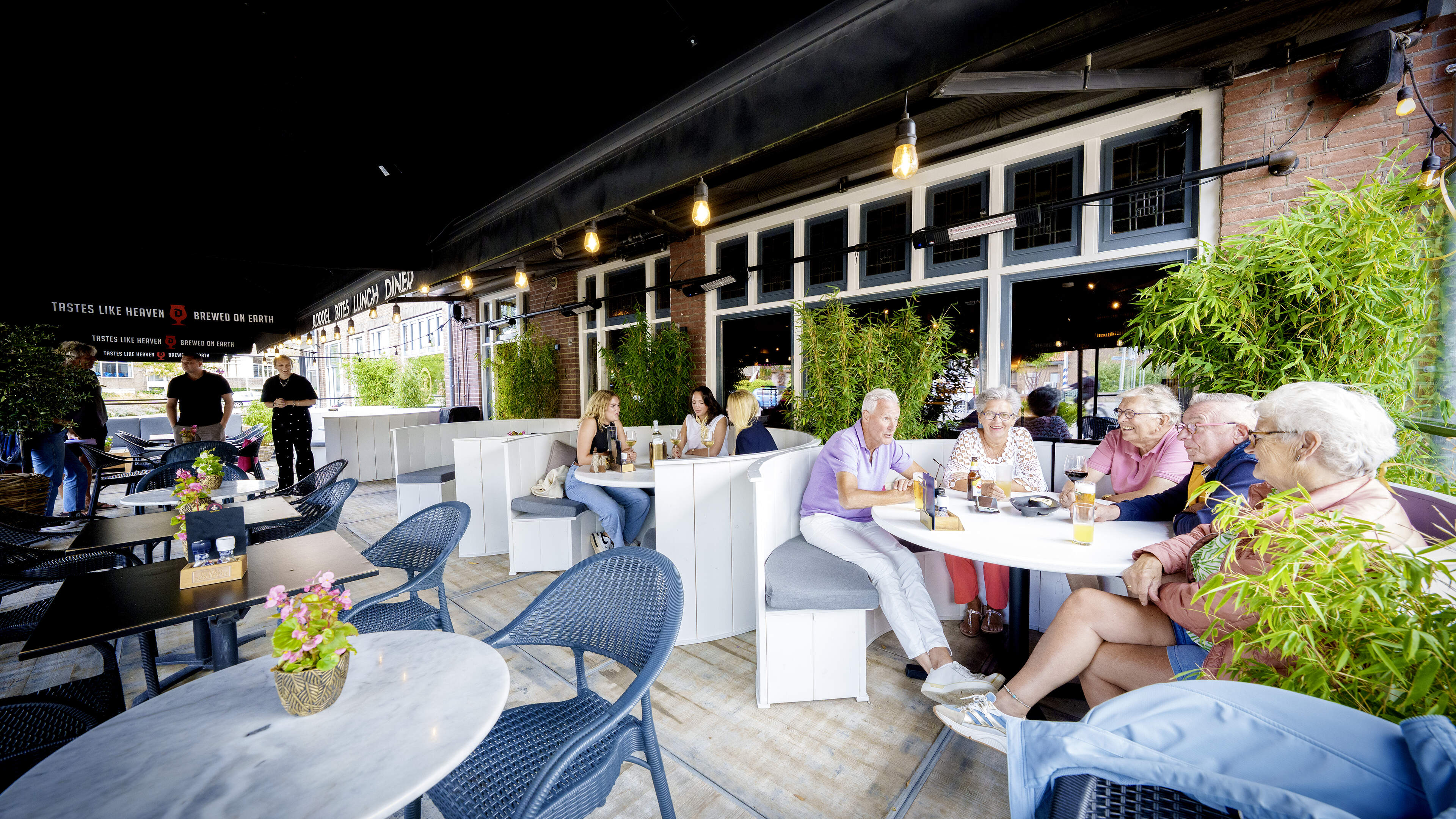 Rijnsburgers genieten bij Café Noordeinde van een zeldzaam terras in het dorp. ’Het is feestweek, du