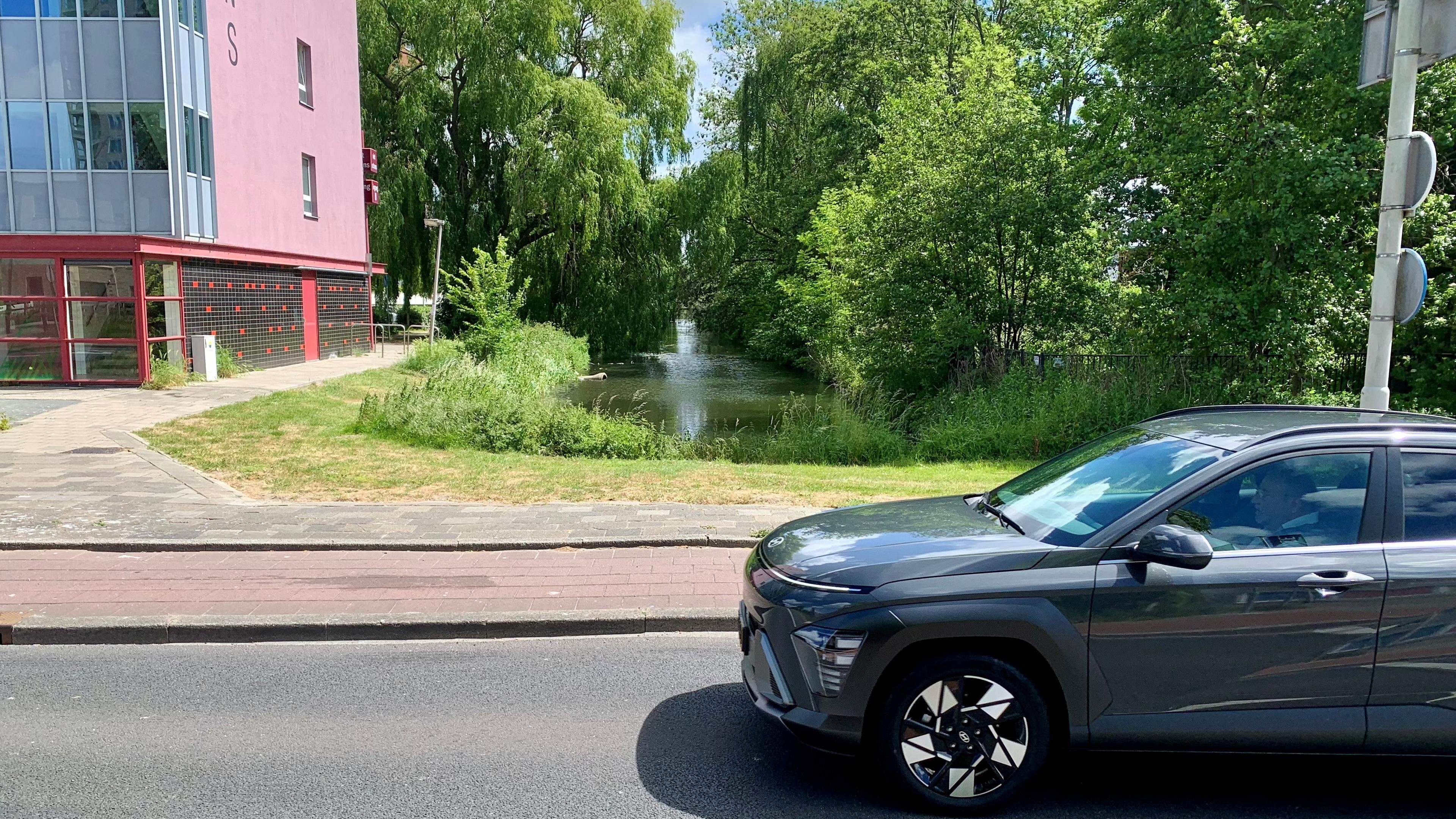 Baanderij in Leiderdorp wordt omsingeld door fietspaden. ’Wie er niet hoeft te zijn, leiden we om’