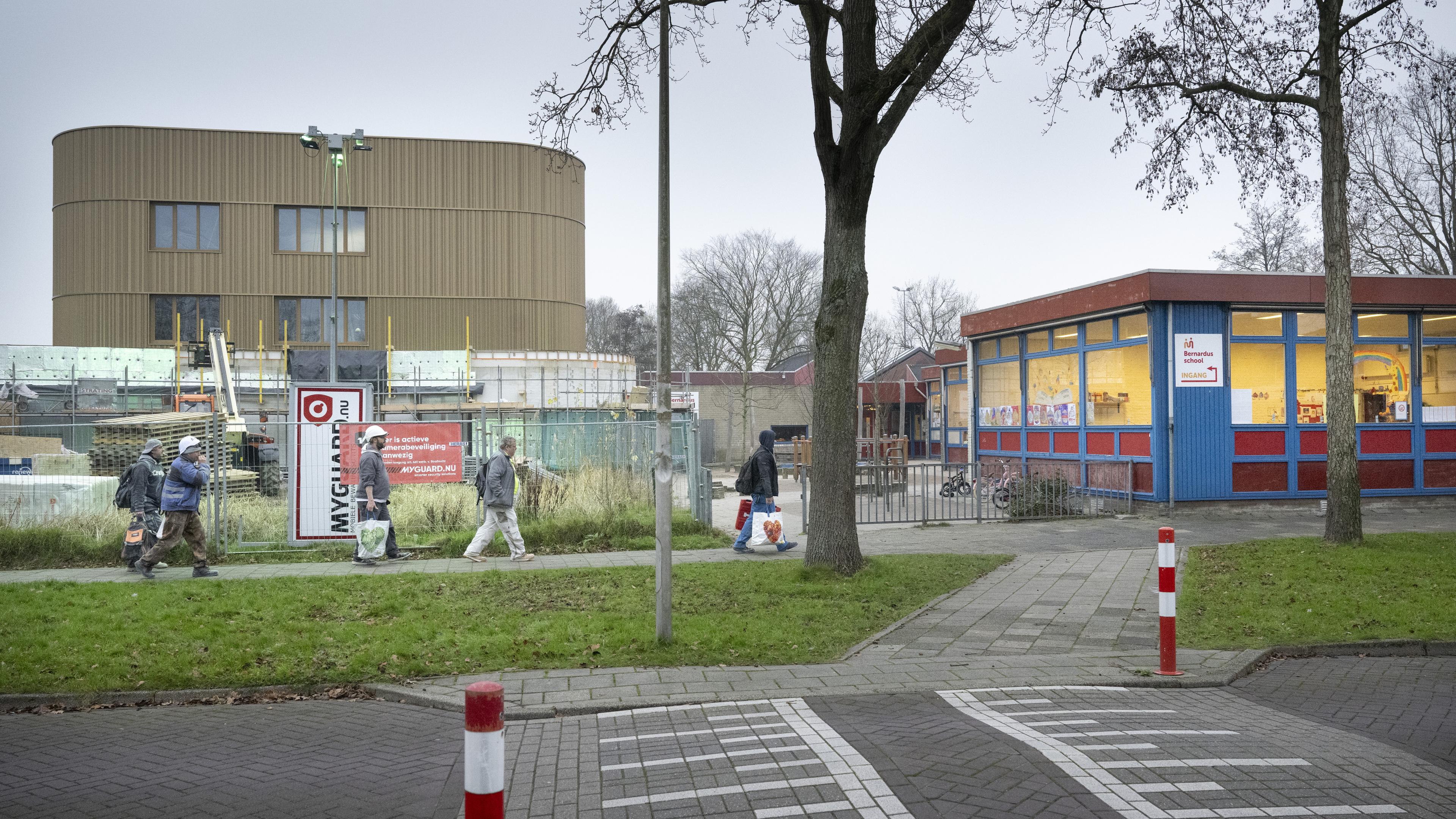 Spanning stijgt bij Bernardusschool Zoeterwoude nu Liander de nieuwbouw een jaar later wil aansluite